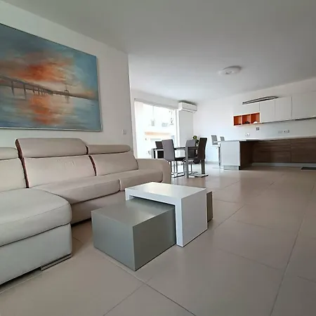 Cosy 2bed In Manikata By Homely Διαμέρισμα